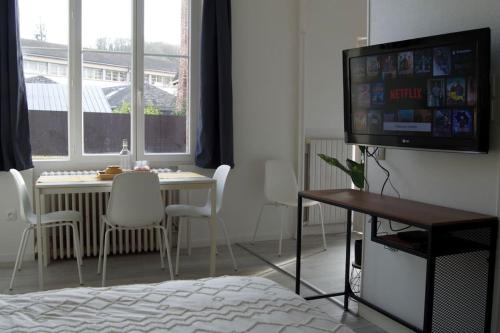 En tv och/eller ett underhållningssystem på Studio calme et cosy au Andelys pour 2 personnes