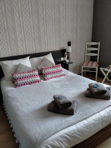 Una cama o camas en una habitación de Logis Hôtel Auberge de L'Etang