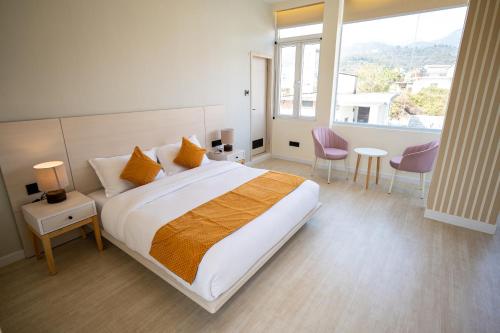 En eller flere senge i et værelse på Luxury 3BHK Villa in Dharamshala with Jacuzzi