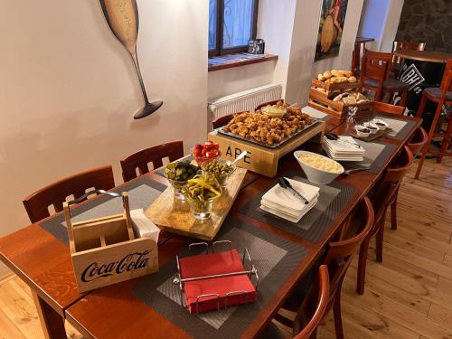 - une longue table avec un buffet de plats dans l'établissement Pohostinství v Holi, à Průhonice