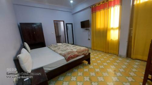 Una cama o camas en una habitación de Rani Mahal Hotel