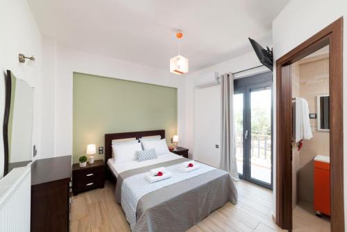 基薩莫斯的住宿－Villa Gianta，一间卧室配有一张带两张蜡烛的床。