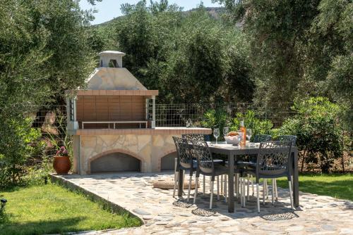 基薩莫斯的住宿－Villa Gianta，带壁炉的花园内的桌椅