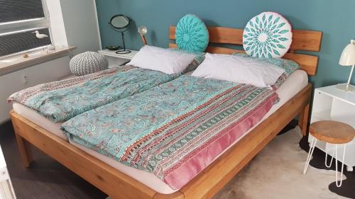 a bedroom with a bed with a wooden head board at Utspann in Schleswig