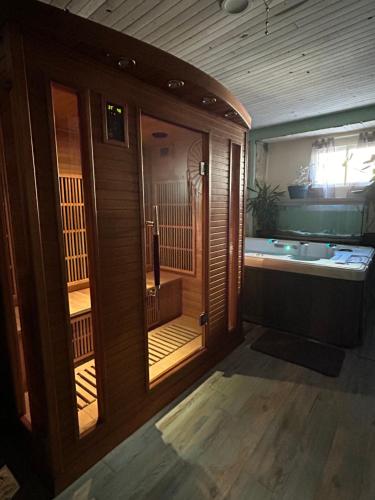 y baño con ducha, bañera y lavamanos. en Chambre d’hôte avec Sauna & Jacuzzi, en Les Lèves-et-Thoumeyragues