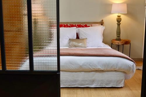 1 dormitorio con 1 cama grande y ventana en Kermaria Bois D Amour Apartment en Pont-Aven