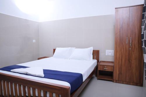 Een bed of bedden in een kamer bij Asian Nest Serviced Apartments