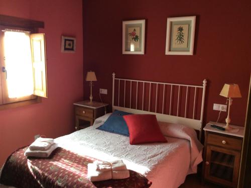 リャネスにあるCasa Lula 3 Pendueles LLanesの赤い壁のベッドルーム1室