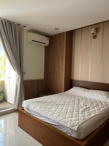 Un pat sau paturi într-o cameră la Thuy Tien Seaview Apartment -1602