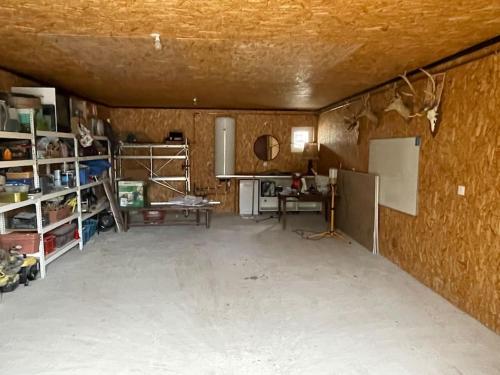 une grande chambre avec un mur dans l'établissement Pépé grange rénovée, à Annoire