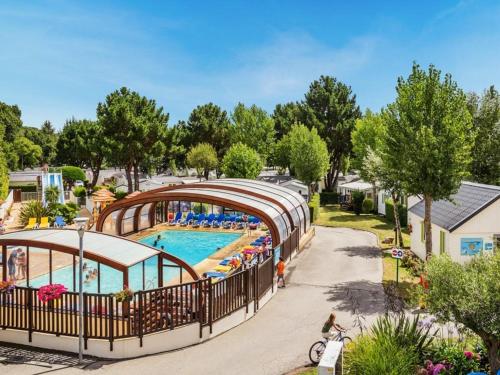 une vue aérienne d'une piscine dans un complexe hôtelier dans l'établissement Mobil home CARNAC, à Carnac