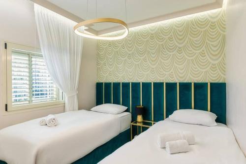 Ένα ή περισσότερα κρεβάτια σε δωμάτιο στο Jerusalem of Gold 4 BR Apartment