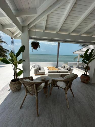 a patio with a table and chairs and the ocean at Villa Teri in Lipa Noi