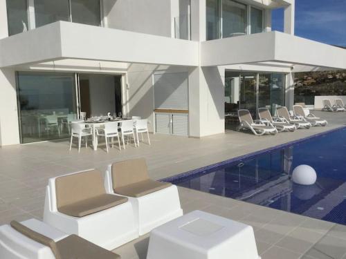 Designvilla with breathtaking view for 14 guests