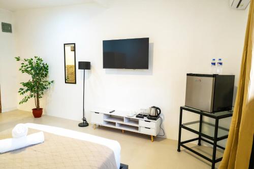 um quarto com uma cama e uma televisão na parede em Bavarian Guest House em Angeles