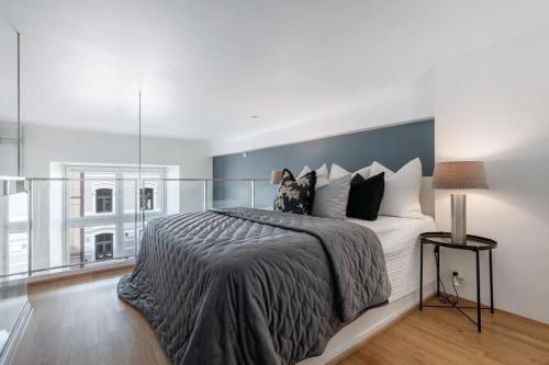 1 dormitorio con cama grande y ventana grande en Prime Location: Spacious & Central, en Oslo