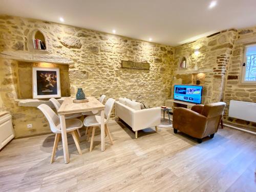 Montignac-Lascaux - Les Pierres De Lascaux