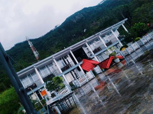 Un edificio sotto la pioggia con una gru sullo sfondo di Discovery Retreat Blackwood a Beragala