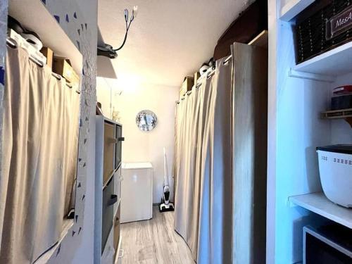 - une cuisine avec un réfrigérateur et des rideaux dans la chambre dans l'établissement L'escale à deux pas de la mer, à Bretignolles-sur-Mer