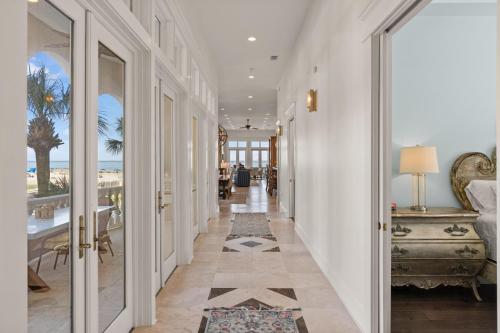 een hal die leidt naar een kamer met uitzicht op de oceaan bij Sea-Esta - 1136 Postell in East End