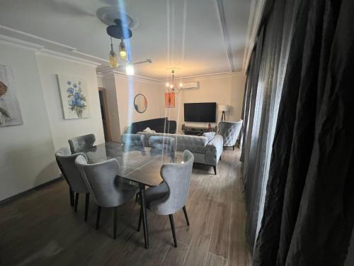 uma sala de estar com uma mesa e cadeiras e um sofá em Bomonti Solo Exclusive Designed Hotel em Istambul