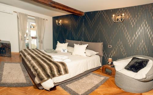 1 dormitorio con 1 cama y 1 silla en Appartamento Matilde, en Turín