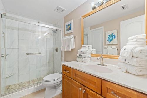 ein Bad mit einer Dusche, einem Waschbecken und einem WC in der Unterkunft Phoenix 8 305 in Orange Beach
