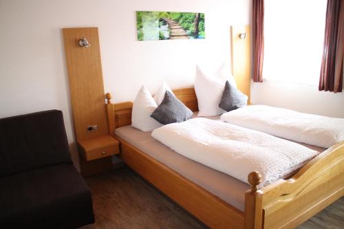 a bedroom with two beds and a window at Gasthaus zum Stausee in Grafenau