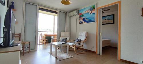 un salon avec une table et des chaises dans une pièce dans l'établissement La Croisette, parking, proche plage, à La Seyne-sur-Mer