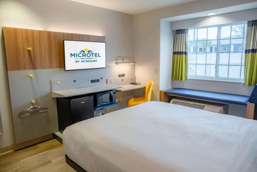 Ένα ή περισσότερα κρεβάτια σε δωμάτιο στο Microtel Inn & Suites by Wyndham Kingsland Naval Base I-95
