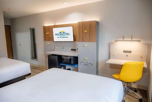 Ένα ή περισσότερα κρεβάτια σε δωμάτιο στο Microtel Inn & Suites by Wyndham Kingsland Naval Base I-95