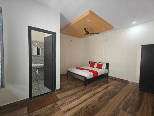 1 dormitorio con cama y espejo en The Whispering Willows, en Mysore