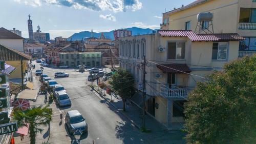 una calle de la ciudad con coches aparcados en la calle en Golden Sleep Hostel en Shkodër