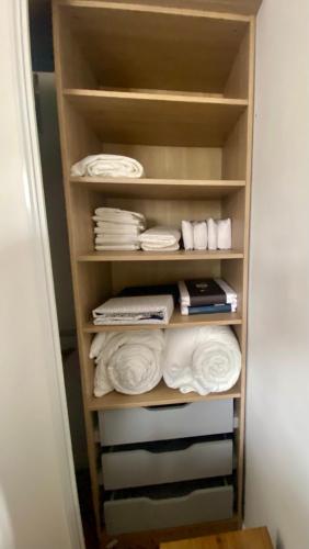 un placard rempli de serviettes et de livres blancs dans l'établissement Loft Industriel à côté de La Défense, à Nanterre