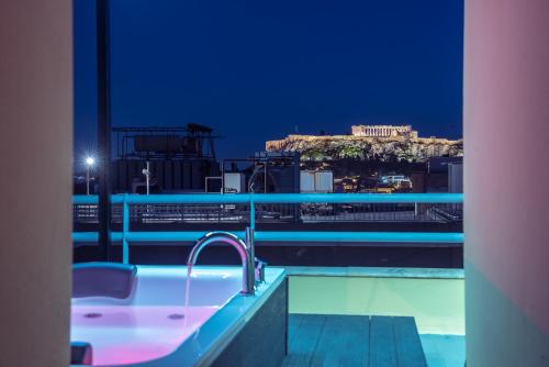 Hồ bơi trong/gần Acropolis View Mini Sky Suite & Hot Tub
