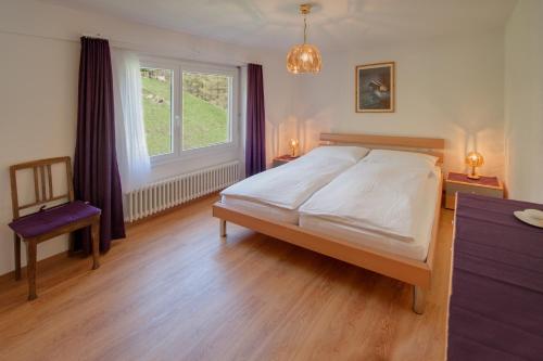 ツェルマットにあるHaus Alpsegenのベッドルーム(大型ベッド1台、窓付)