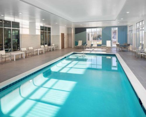 uma grande piscina com água azul num edifício em Hyatt Place Harrisonburg em Harrisonburg