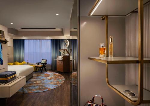 um quarto de hotel com uma cama e uma sala de estar em Hyatt Centric Sector17 Chandigarh em Chandīgarh