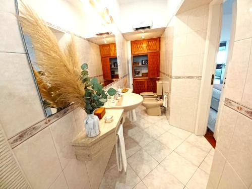 サン・マルティーニョ・ド・ポルトにあるBeach Houseのバスルーム(洗面台、トイレ付)