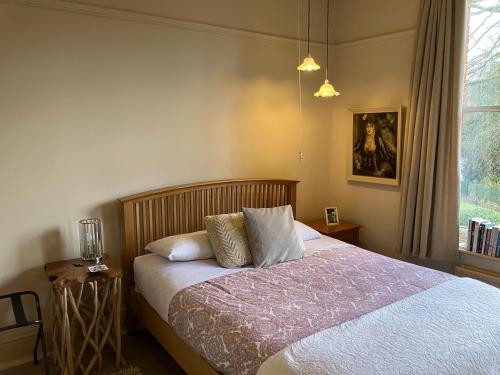 מיטה או מיטות בחדר ב-Cornerstones Guest House