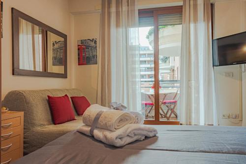 une chambre d'hôtel avec un lit et des serviettes. dans l'établissement HOME SWEET HOME, à Acilia