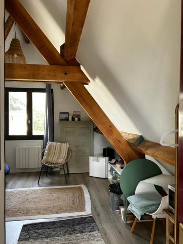 - un salon avec un plafond voûté et des poutres en bois dans l'établissement Cottage Guerande, à Guérande