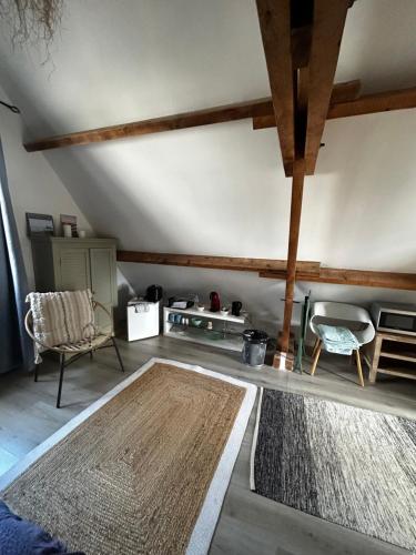 - un salon avec deux chaises et une table dans l'établissement Cottage Guerande, à Guérande