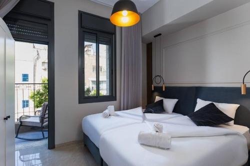 - une chambre avec un grand lit blanc et une fenêtre dans l'établissement Yefeh Nof - City Center 2BR Apartment, à Jérusalem
