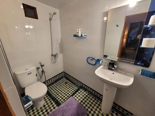 ein Bad mit einem WC und einem Waschbecken in der Unterkunft Youssef in Fès