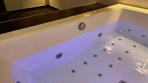 a white bath tub with silver balls in it at HausGregor, Messe 15 min, City 20 min und Erholung im Grünen in Winkelhaid
