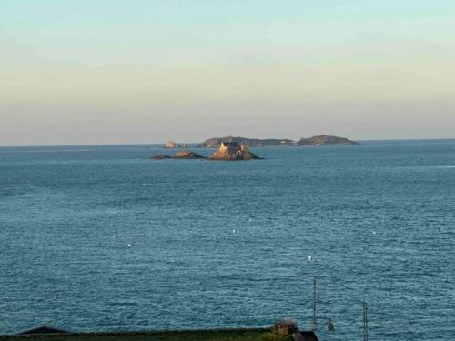 une île au milieu d'une grande étendue d'eau dans l'établissement Les Terrasses de la Mer, à Dinard