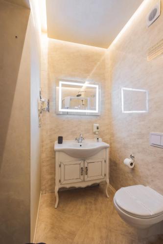 Koupelna v ubytování Hotel Carol - Vatra Dornei