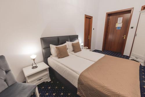 Postel nebo postele na pokoji v ubytování Hotel Carol - Vatra Dornei