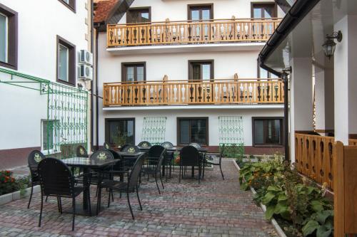 d'une terrasse avec des tables et des chaises ainsi que d'un balcon. dans l'établissement Felisa Hotel, à Kharkov